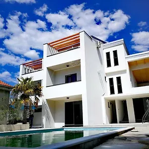 Star With Pool Apartment Weißenburg